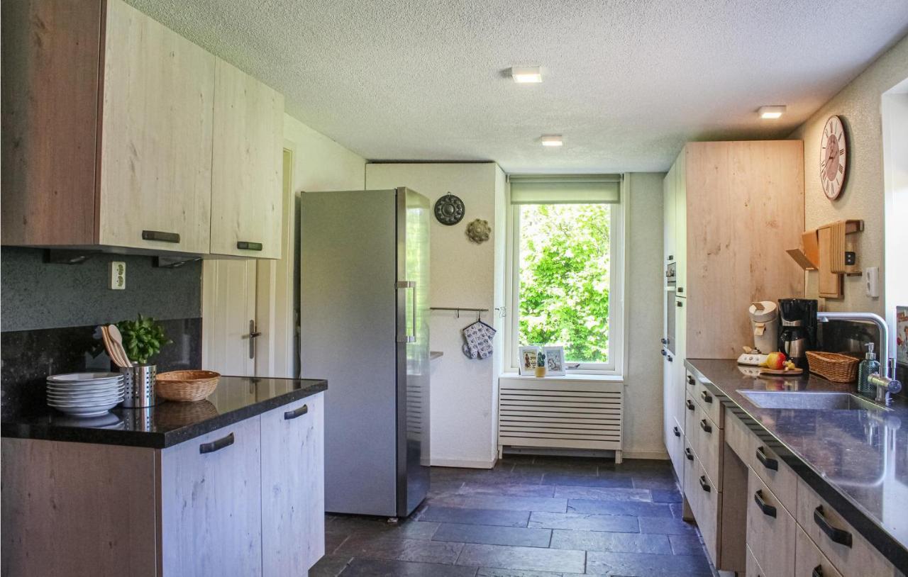 Gorgeous Home In Scharendijke With Kitchen Екстер'єр фото